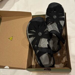 Keen Sandals 7.5 New in box